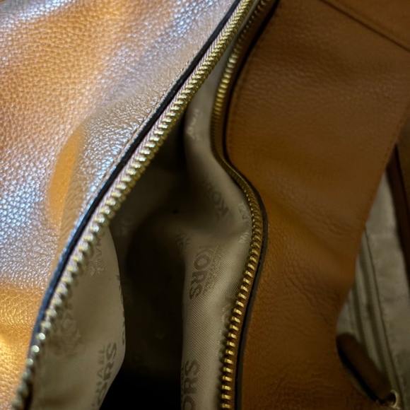 Beautiful Tan Michael Kors Hobo Handbag w/2 Outside Pockets & Tassel - Picture 4 of 11